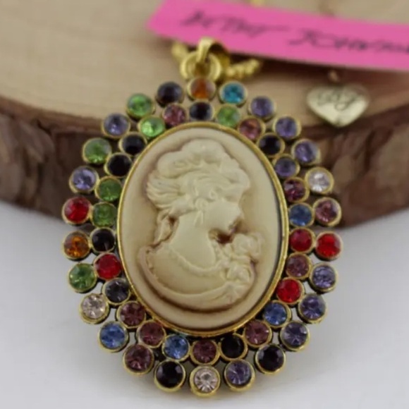 Betsey Johnson Jewelry - BETSEY JOHNSON GODESS STATUE RHINESTONE NECKLACE